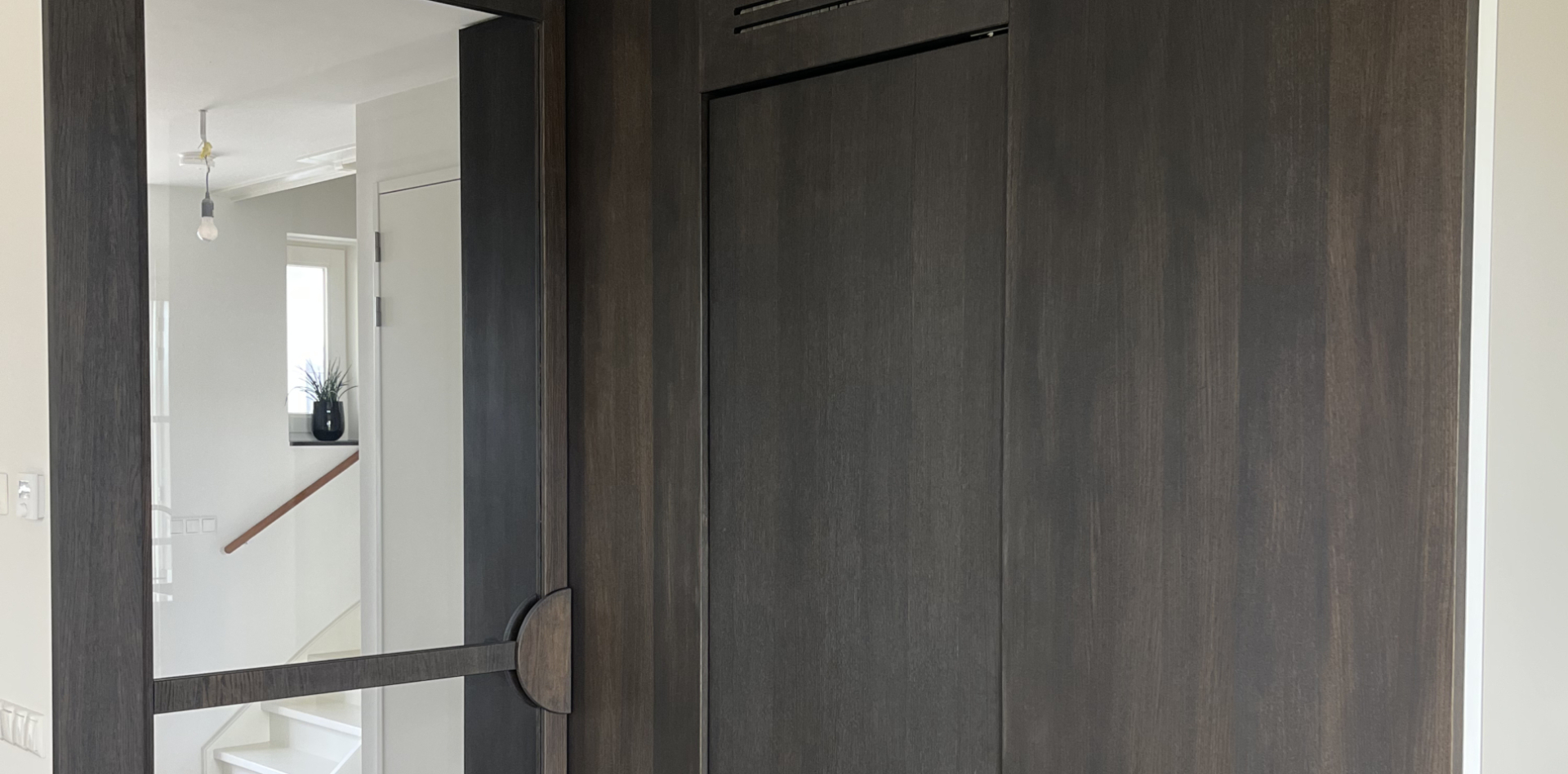 Taatsdeur met wandbekleding