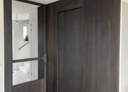 Taatsdeur met wandbekleding